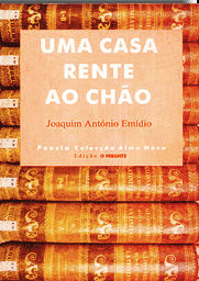 Capa do livro Uma Casa Rente ao Chão